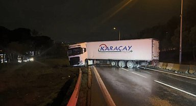 İstanbul- Büyükçekmece'de makaslayan TIR, D-100 kara yolunu kapattı