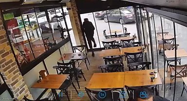 İstanbul - Cam kapıya çarpıp yaralandılar; görünmez kazalar kamerada