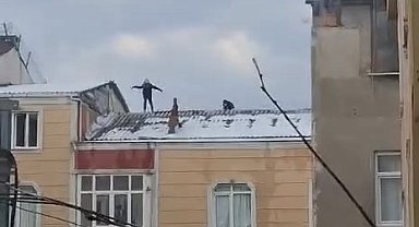 İstanbul - Çocukların çatıda kar ile tehlikeli oyunları kameralarda