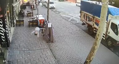 İstanbul- Esenyurt'ta 2 yaşındaki çocuk balkondan düştü; o anlar kamerada