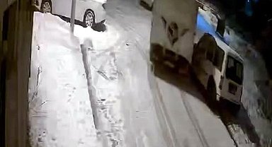 İstanbul - Esenyurt'ta kamyonet şoförü park halindeki hafif ticari araca çarpıp kaçtı