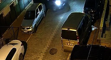 İstanbul - Esenyurt'ta park halindeki otomobile çarpıp kaçtı; aracındaki hasarı kontrol etti