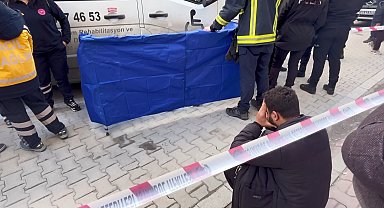 İstanbul- Esenyurt'ta servis minibüsünün 5 yaşındaki çocuğa çarptığı anlar kamerada