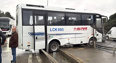 İstanbul - Eyüpsultan'da midibüs bariyere çarparak, refüje çıktı