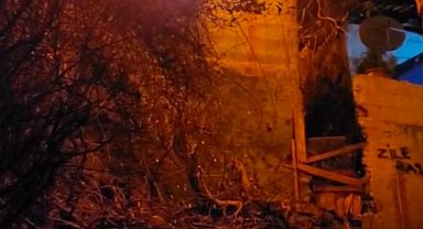 İstanbul - Eyüpsultan'da motosikletlilerin yangınla mücadelesi: Ev sakinlerinin hayatlarını kurtardılar