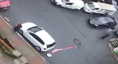 İstanbul - Eyüpsultan'da yaşlı adama sokak ortasında yumruk attı; o anlar kamerada