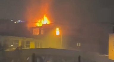 İstanbul - Fatih'te 3 katlı binanın çatısı alevlere teslim oldu