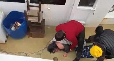 İstanbul - Fatih'te denize düşen kadın balıkçılar tarafından kurtarıldı; o anlar kamerada