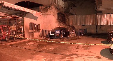 İstanbul-Fatih'te otoparktaki araçların üzerine duvar çöktü