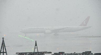 İstanbul- İstanbul Havalimanı'nda kar yağışı etkili oluyor