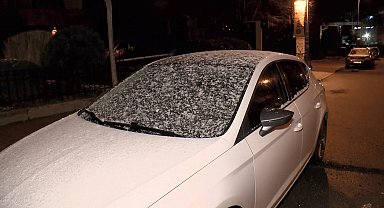 İstanbul-İstanbul'da araçların camları buz tuttu; ekipler yolları tuzladı