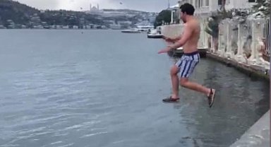 İstanbul - İstanbul'da dondurucu havada boğazda denize girdiler
