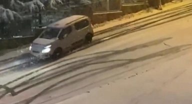 İstanbul - İstanbul'da kar kazaları kamerada; yolda kalan araçları da mahalleli kurtardı
