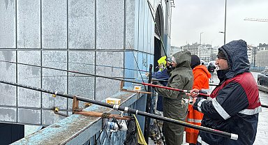 İstanbul- İstanbul'da kar yağışı altında balık tutmaya devam ettiler