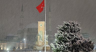 İstanbul - İstanbul'da kar yağışı sırasında tarihi yapılardan seyirlik görüntüler