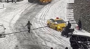 İstanbul - İstanbul'da kar yağışı sonrası yaşanan kazalar kamerada