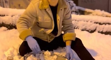 İstanbul - İstanbul'da karda renkli görüntüler; kimi kardan çiğ köfte yaptı kimi köpeğini tepsiyle kaydırdı