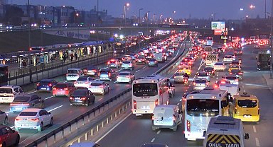 İstanbul- İstanbul'da okulların açılmasıyla bazı bölgelerde trafik yoğunluğu oluştu