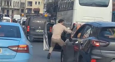 İstanbul - İstanbul'da tekmeli yumruklu trafik kavgaları kamerada