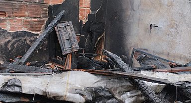 İstanbul- Kağıthane'de 3 katlı binanın çatısında yangın