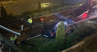 İstanbul- Kağıthane'de alkollü sürücünün kullandığı otomobil, köprüden dere kenarında düştü