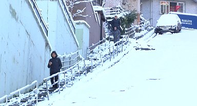 İstanbul - Kağıthane'de araçlar yokuşta kaldı; vatandaşlar güçlükle yürüdü