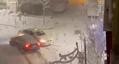 İstanbul - Kağıthane'de karlı yolda drift attı; yolda kalan araçları vatandaşlar itti