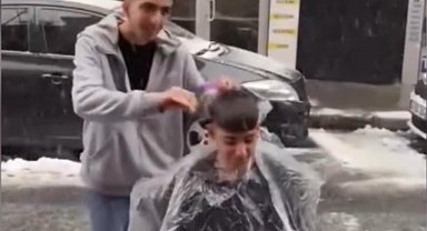 İstanbul-Kağıthane'de kuaför kar altında müşterisini tıraş etti