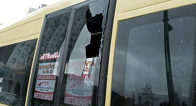 İstanbul- Kar toplarının içine taş koyarak attılar; 5 minibüsün camı kırıldı