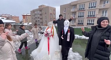 İstanbul - Kardan gelin ve damatla düğün yapıp eğlendiler; o anlar kamerada