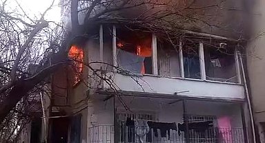 İstanbul - Küçükçekmece'de 2 katlı binada yangın: Mahsur kalanlar var-1