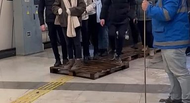 İstanbul - Küçükçekmece'de metrobüs alt geçidini su bastı, vatandaşlar paletlerin üzerinde yürümeye çalıştı