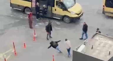 İstanbul-Küçükçekmece'de minibüs şoförünün para vermediğini iddia ettiği yolcusunu darbettiği anlar kamerada