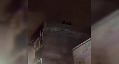 İstanbul- Küçükçekmece'de mobilya atölyesindeki yangın iki binaya sıçradı; çatıda mahsur kalan 6 kişi kurtarıldı- 1