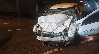 İstanbul-Maltepe D-100 Karayolu'nda köprü ayağına çarpan otomobilin sürücüsü ağır yaralandı