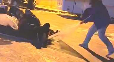 İstanbul - Pendik'te kar kazası kamerada; çöp konteynerine çarpıp yaralandılar