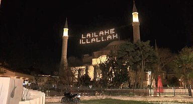 İstanbul - Ramazan ayının simgesi mahyalar camilere asıldı