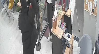 İstanbul - Sahibiyle tartıştıkları iş yerini pala ve silahla bastılar, kaçarken trafiğe takılınca esnaftan dayak yediler