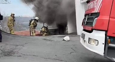 İstanbul- Sarıyer'de 2 katlı binada çıkan yangın söndürüldü