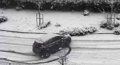 İstanbul- Sarıyer'de kar yağışı nedeniyle yolda kayan araçlar kaza yaptı