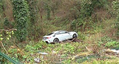 İstanbul- Sarıyer'de otomobil yaklaşık 15 metre derinliğindeki ormanlık alana düştü