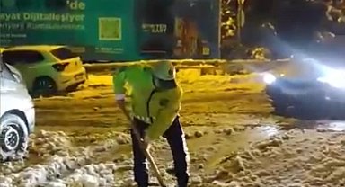 İstanbul-Sarıyer'de polis ekiplerinin karla mücadelesi; kürekle yol açıp araçları ittiler