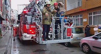 İstanbul - Silivri'de evde mahsur kalan 4 yaşındaki çocuk kurtarıldı