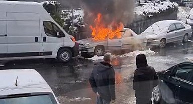 İstanbul - Şişli'de park halindeki otomobil alev alev yandı