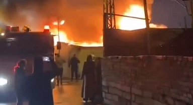 İstanbul - Sultangazi'de boş gecekonduda başlayan yangın, bitişikteki iş yerine sıçradı