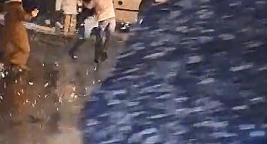 İstanbul- Sultangazi'de minibüse kartopu atan gence aracından inen şoför tokat attı