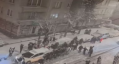 İstanbul- Sultangazi'de sokakta kar topu oynayıp halay çeken vatandaşlar arasında kavga çıktı