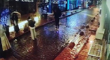 İstanbul - Taksim'de arkadaşının fotoğrafını çeken turist kapkaça uğradı; o anlar kamerada