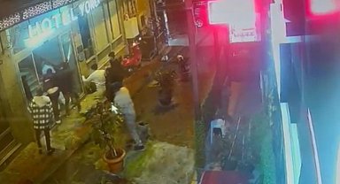 İstanbul -Taksim'de atıldığı oteli 6 kişiyle bastı, iş yeri sahibi silahla ateş açtı: 3 yaralı