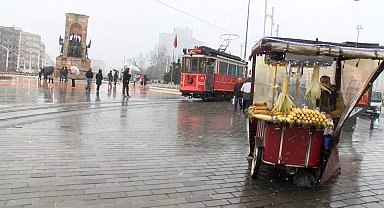 İstanbul- Taksim'de kar yağışı başladı